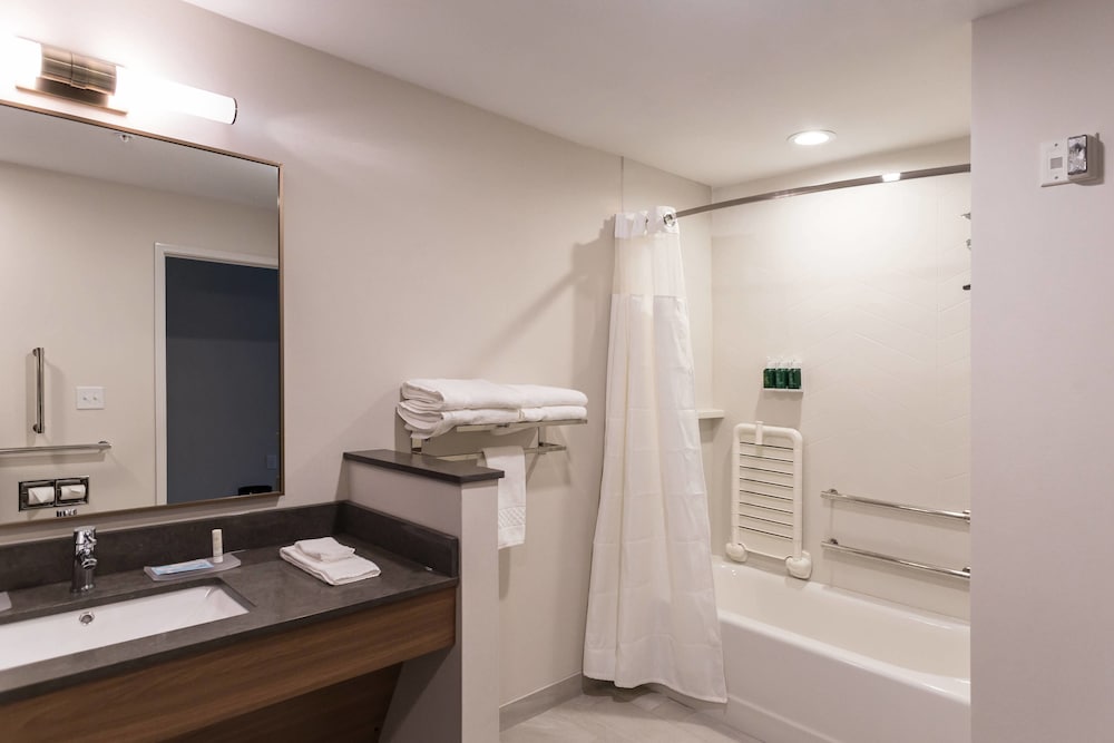 Fairfield Inn & Suites By Marriott Northfield 12/34