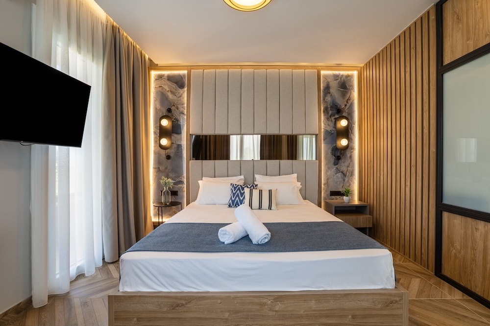 Mythic Summer Hotel 13/74