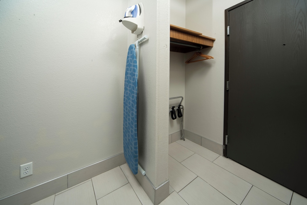 Countryside Inn Suites Fremont 44/45