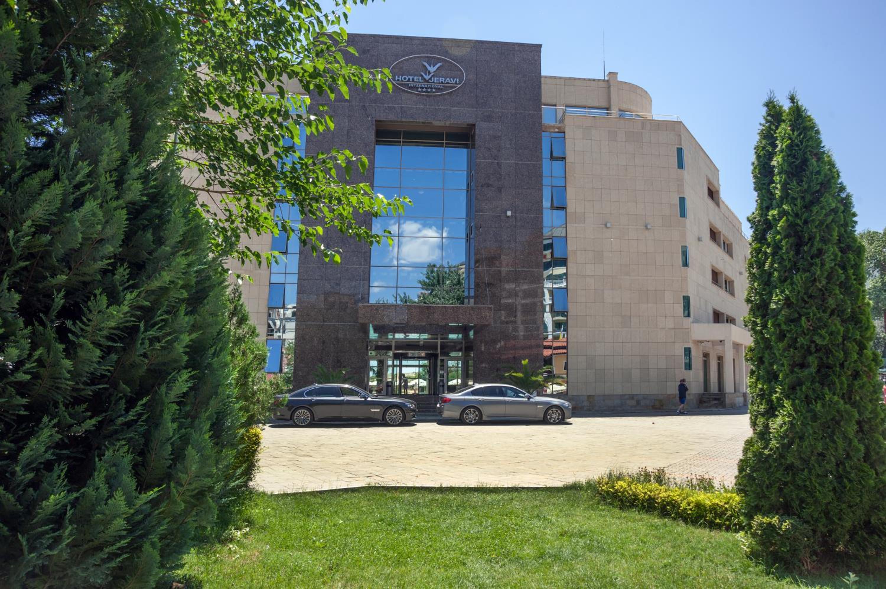 Jeravi Hotel 51/56