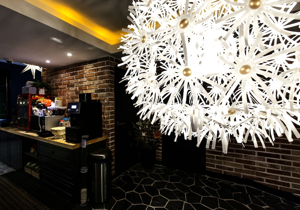 Hotel Merci 8/69