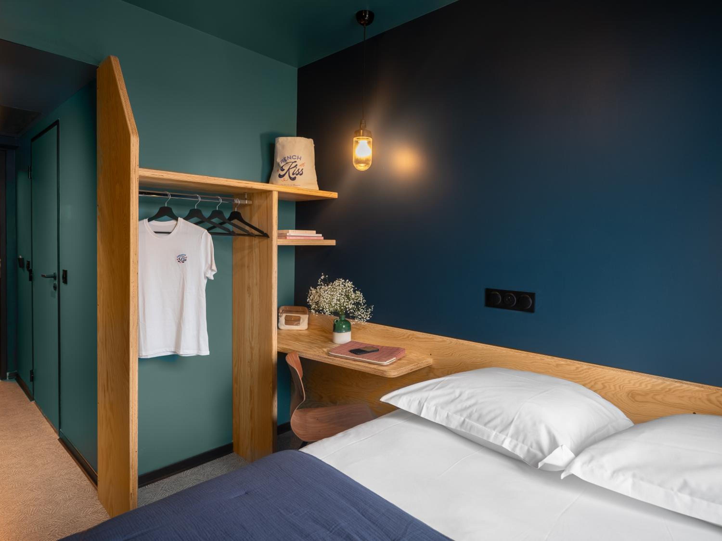 Solo, Single Bed