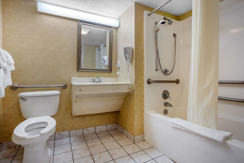 Rodeway Inn & Suites Near Outlet Mall - Asheville 15/30