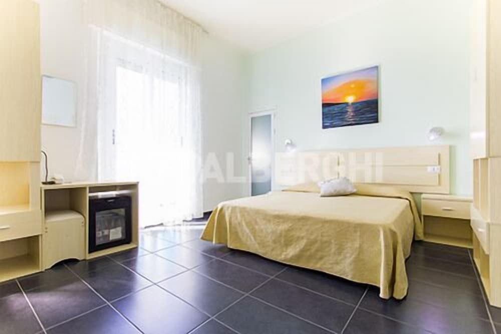 ROOM, QUADRUPLE