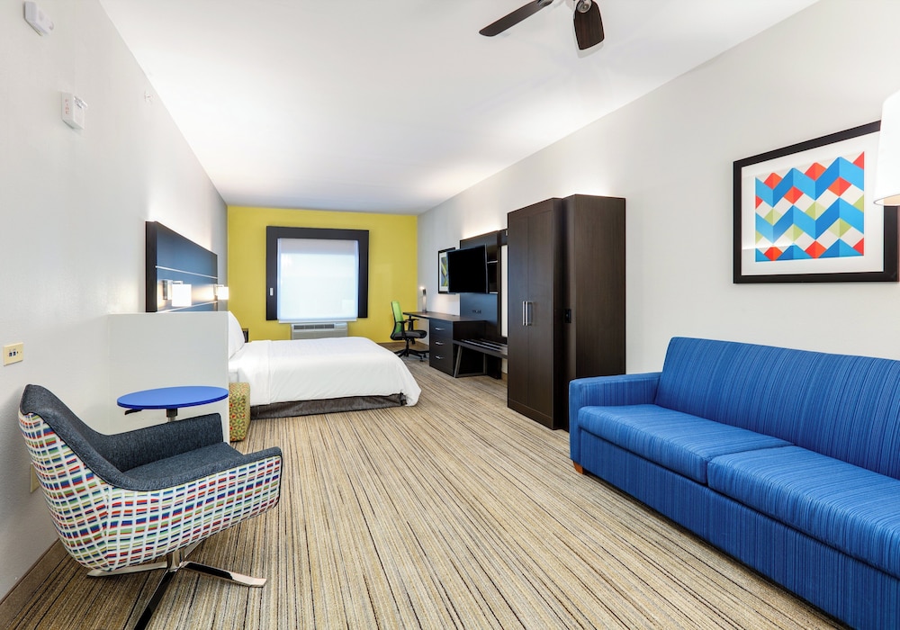 Holiday Inn Express Hotel Suites Cleburne 51/76