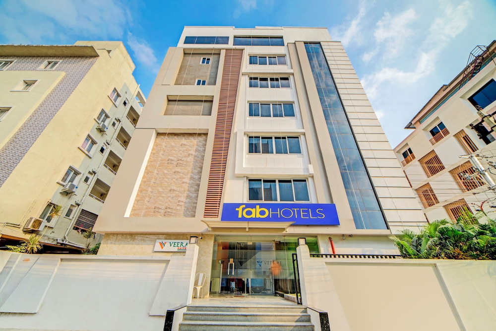 Oyo 14745 Veeraj Suites 3/50