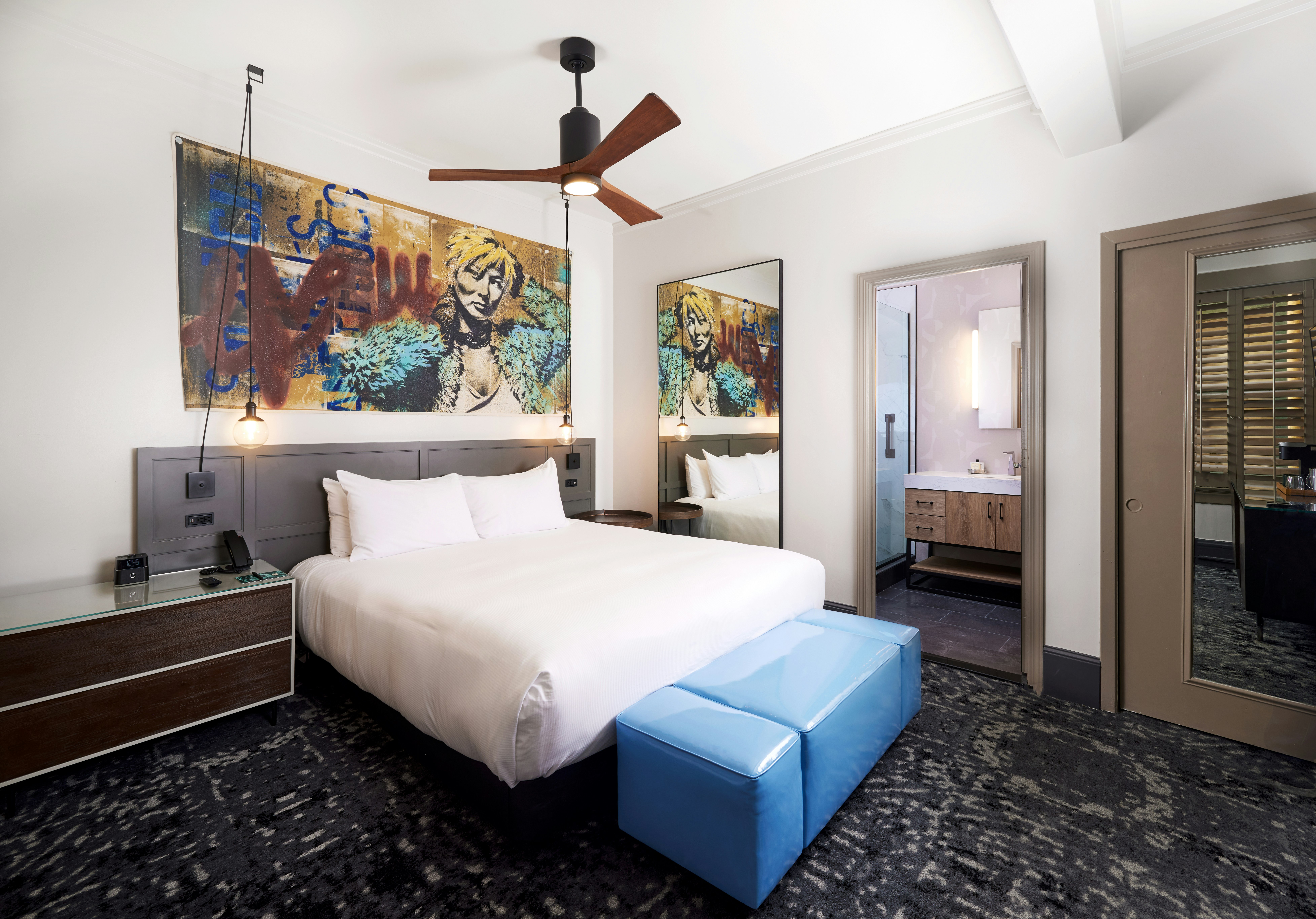 DELUXE, KING BED