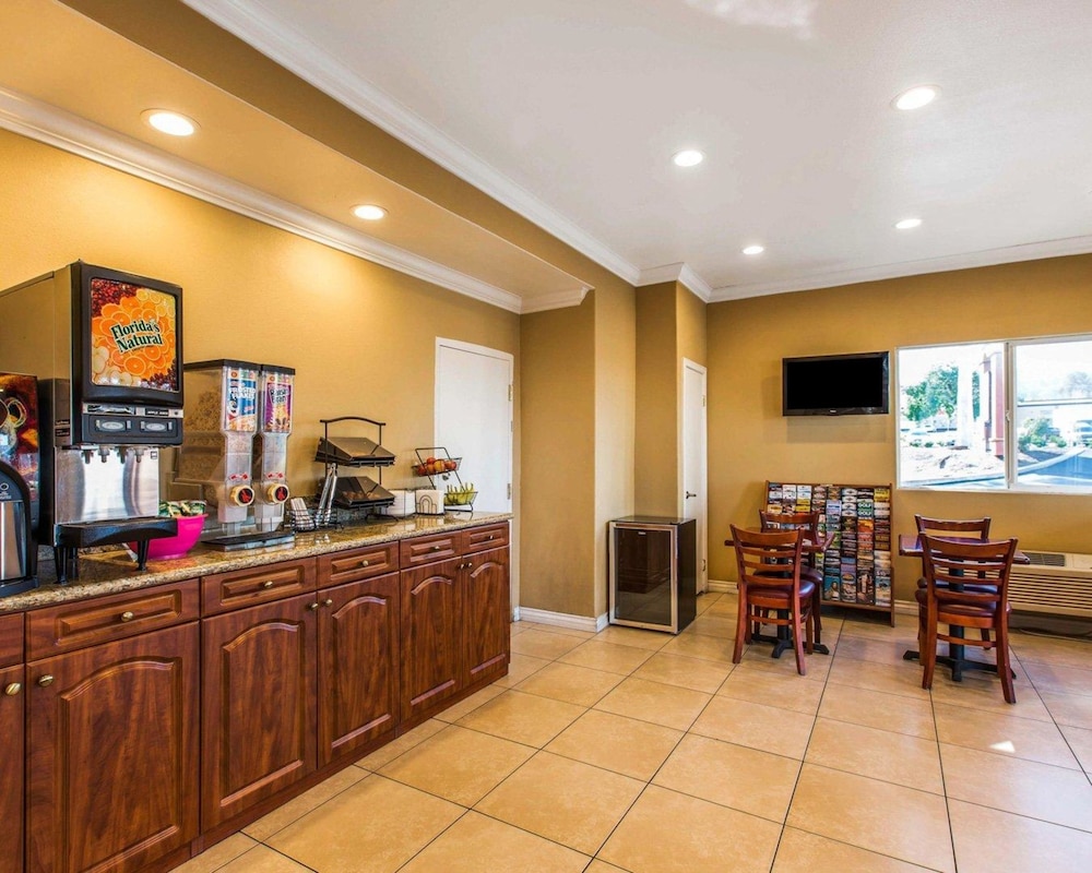 Rodeway Inn and Suites Corona 36/39