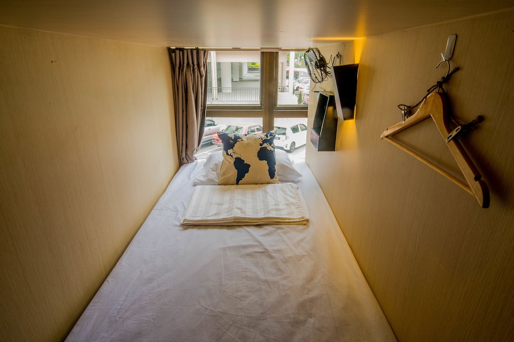 Traveller Bunker Hostel 9/45