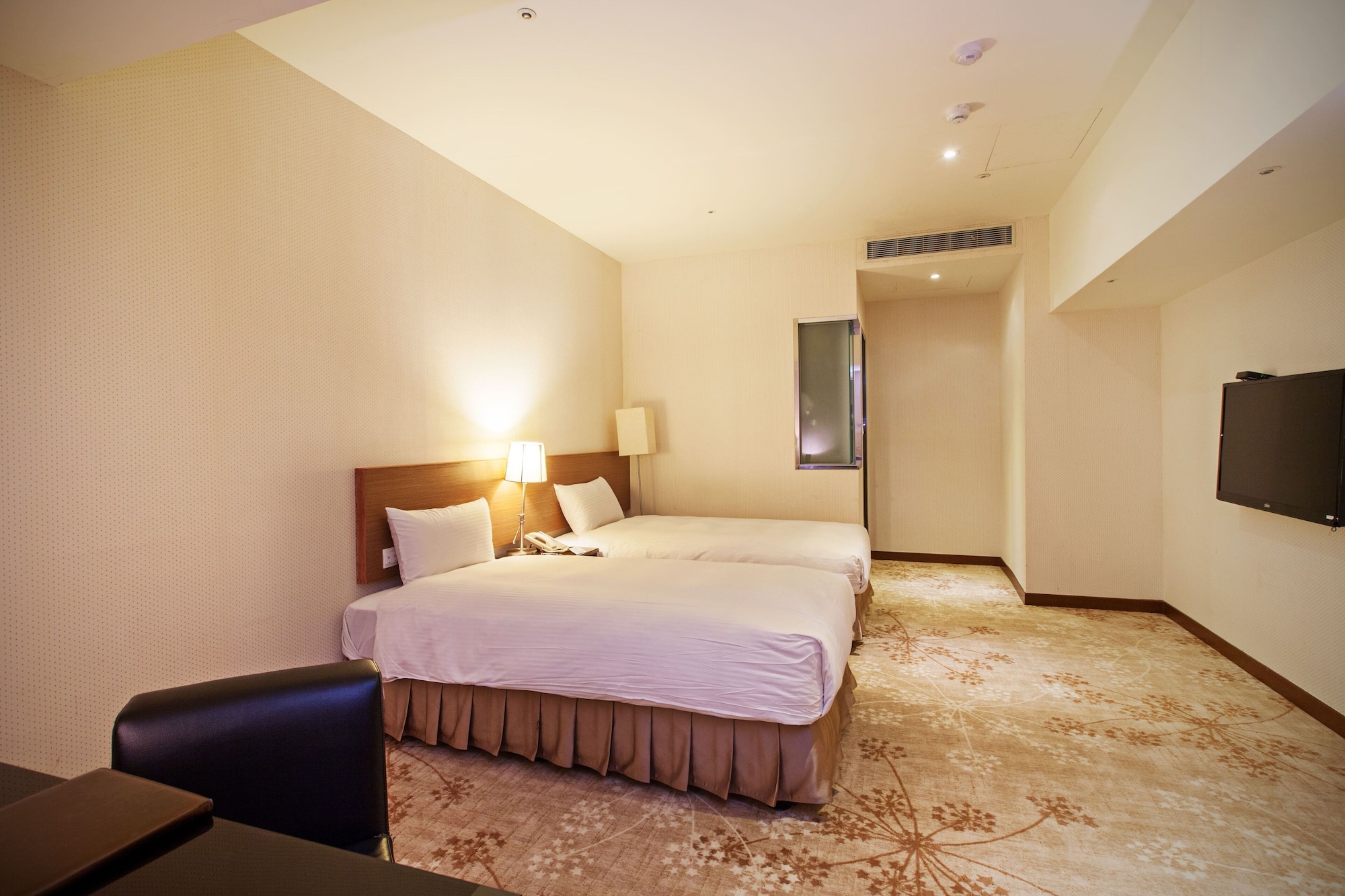 DELUXE, TWIN BEDS, NO WINDOW