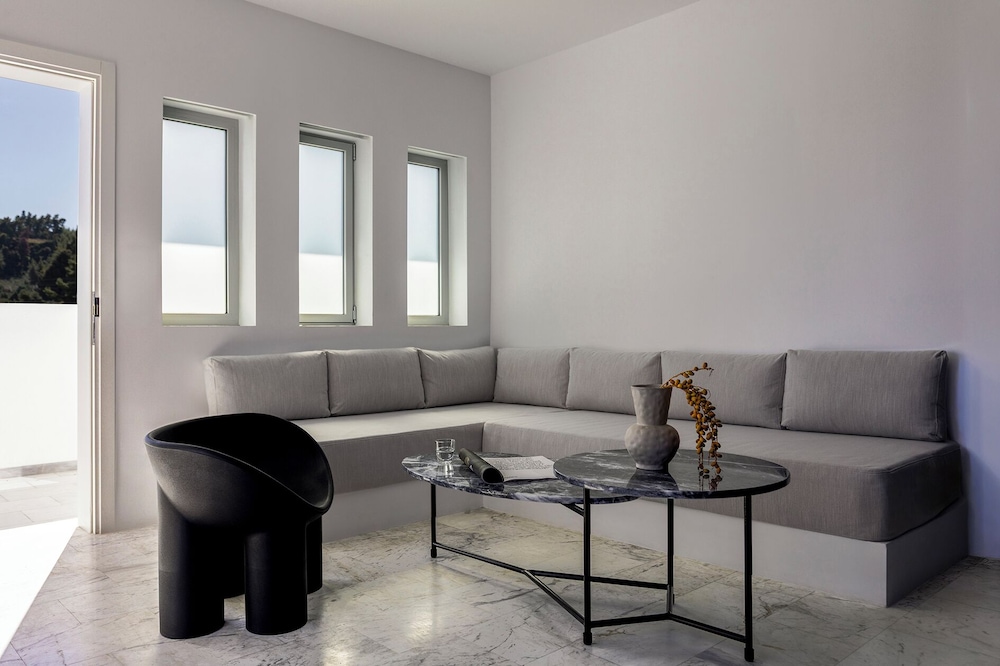 1 BEDROOM, SUITE, PRIVATE POOL