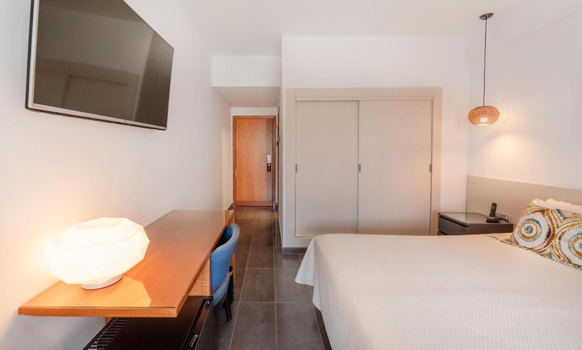 غرفة ديلوكس بسرير مزدوج بشرفة بجاكوزي، Palladium Hotel Cala Llonga - Adults Only 5/7