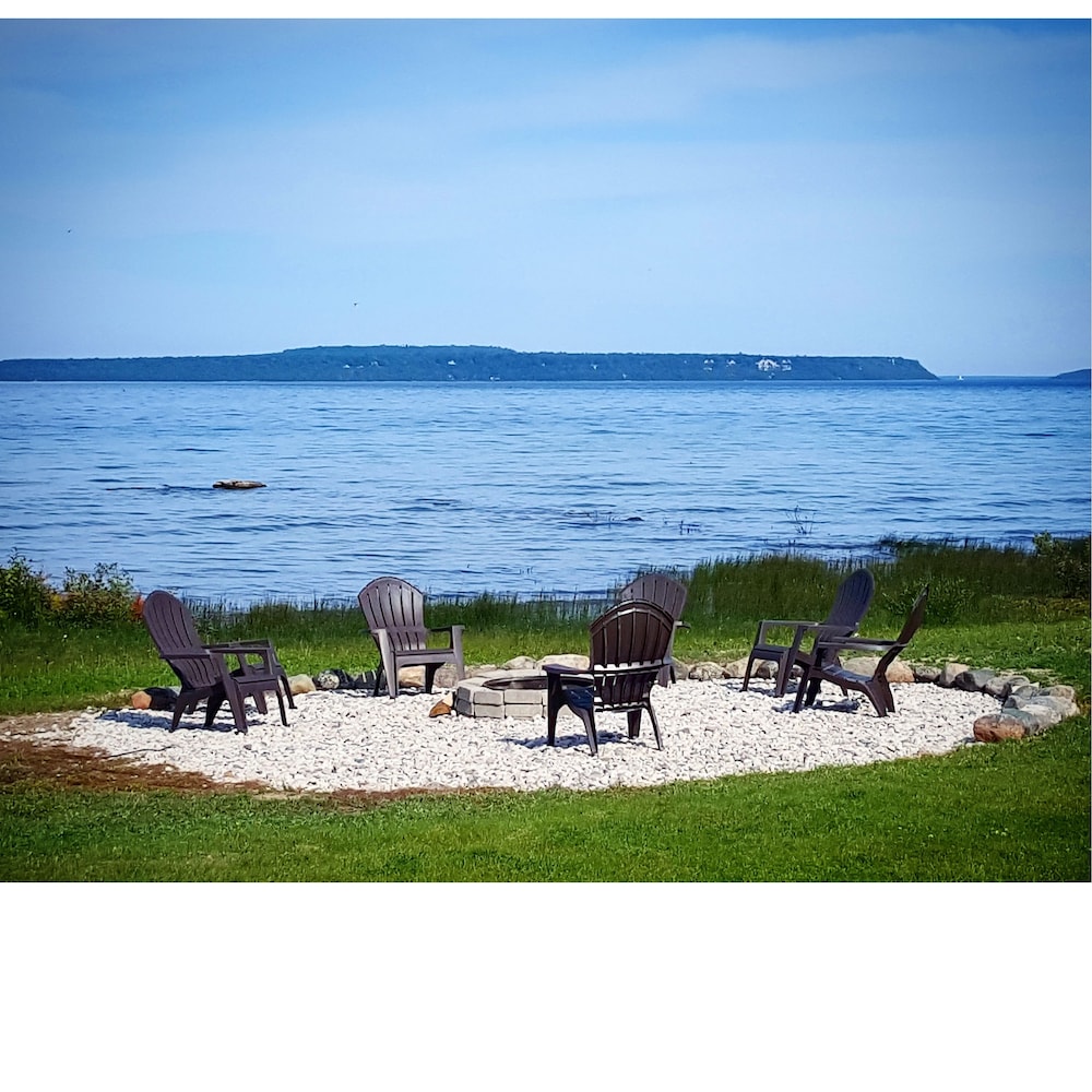 Days Inn Suites By Wyndham St Ignace Lakefront 37/50