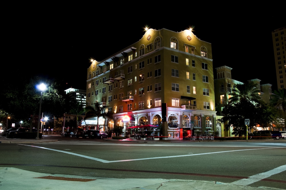 Ponce De Leon Hotel 46/50