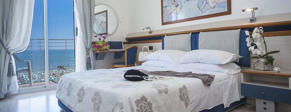 CLASSIC, DOUBLE OR TWIN BED, SEA VIEW, BALCONY