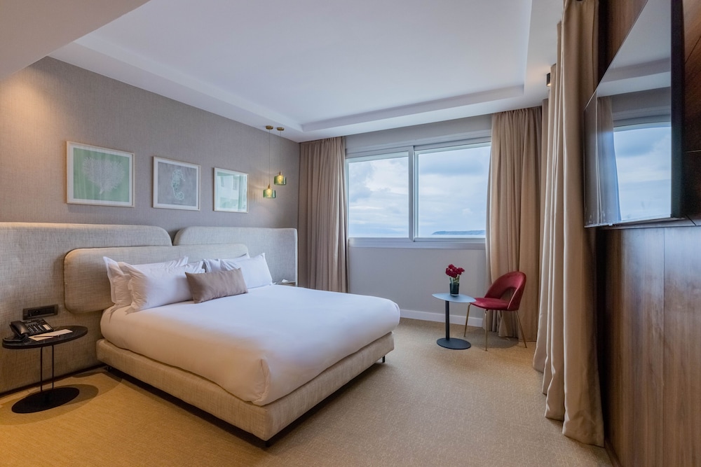 Executive Suite, King Size Bed, Sea View