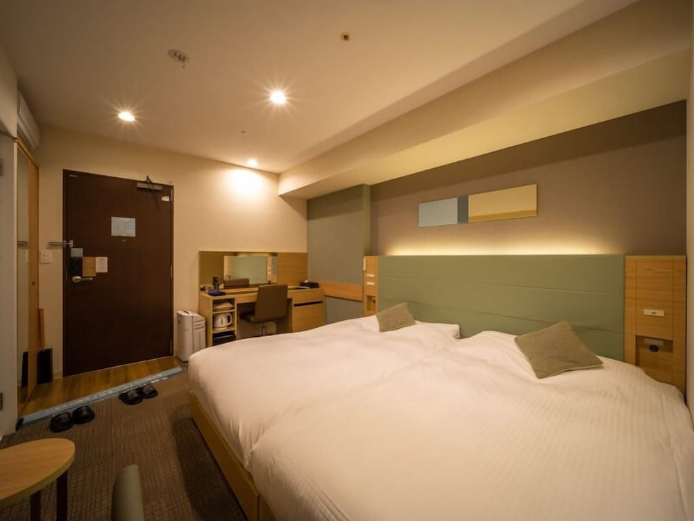 HOLLYWOOD, TWIN BEDS
