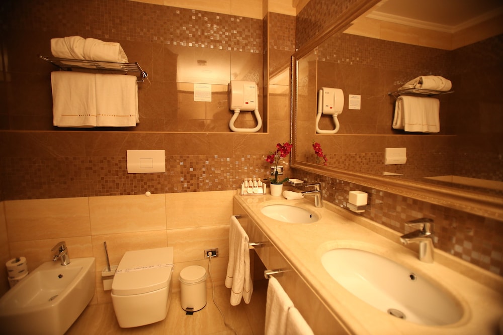غرفة قياسية بسرير مزدوج، Grand Hotel & Spa Tirana 5/5