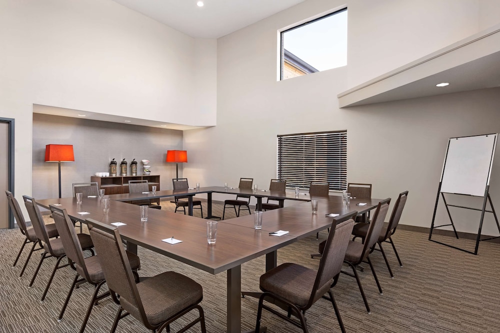Country Inn and Suites by Radisson, Dahlgren-King George, VA 46/53