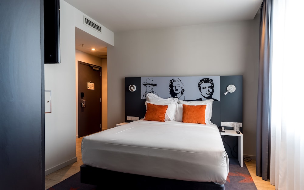 ROOM, DOUBLE BED, AIRPORT VIEW