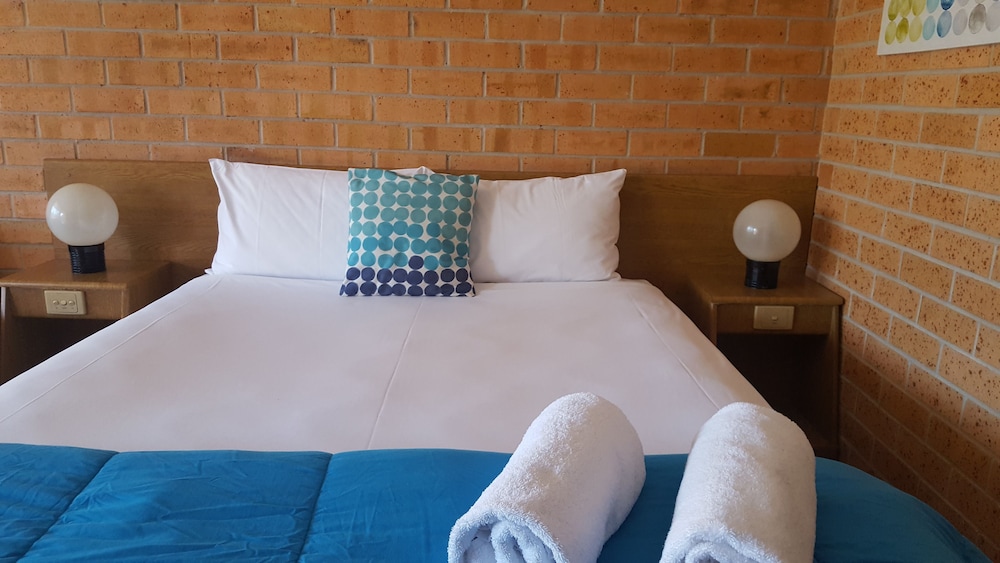 ROYAL PALMS MOTOR INN 16/76