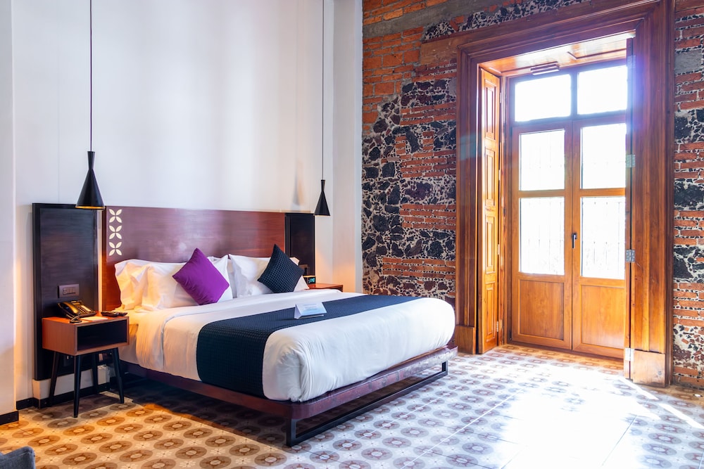JUNIOR SUITE, KING BED