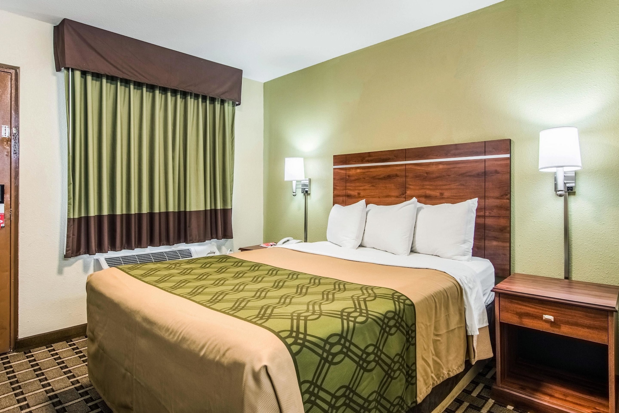 غرفة قياسية بسرير كوين يُسمح فيها بالحيوانات الأليفة للمدخنين