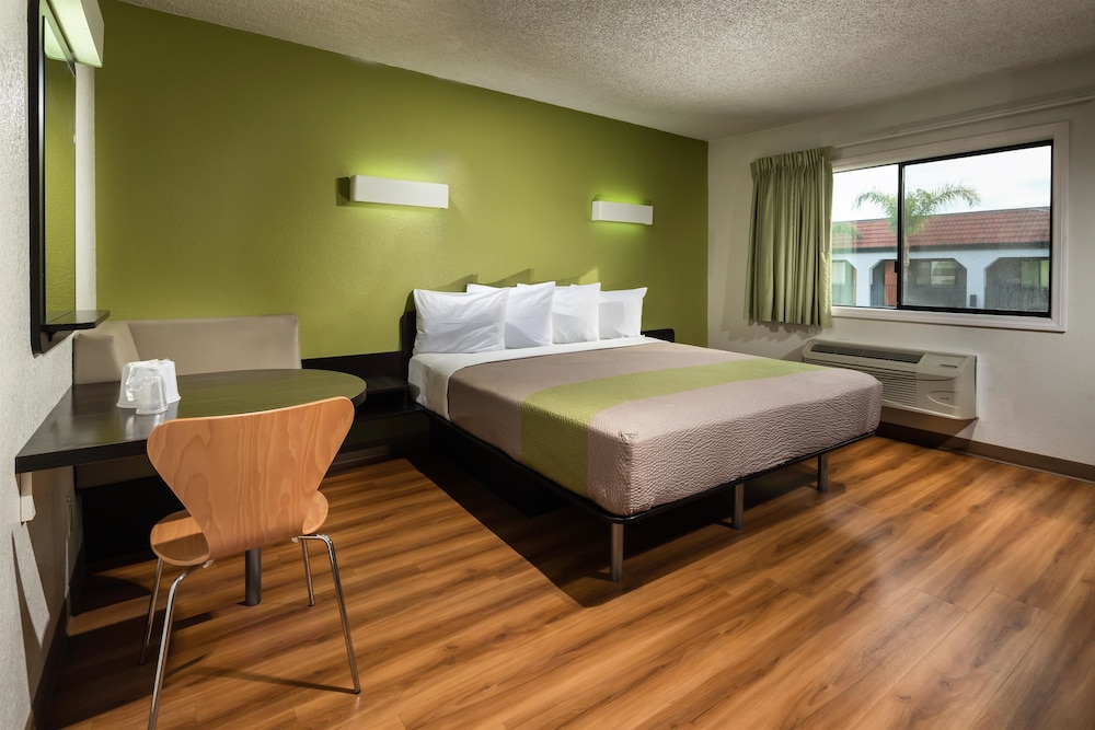 Motel6 Canoga Park, CA 23/32