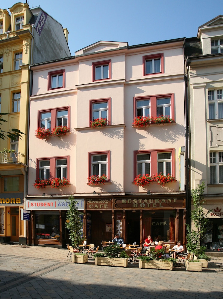 Kavalerie Hotel 2/37