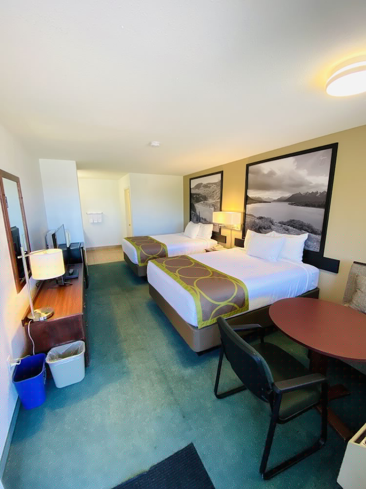 Super 8 By Wyndham 100 Mile House 8/36
