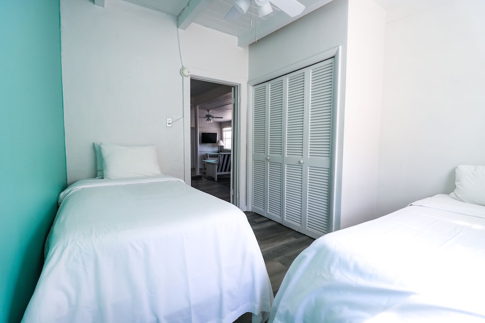 Family Suite, Futon Bed, Twin Beds, King and Queen Bed, Ocean Front, Kitchen