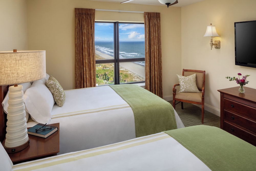 3 BEDROOMS, SUITE, CORNER