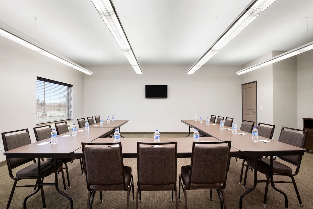 Country Inn & Suites by Radisson, Enid, OK 16/18
