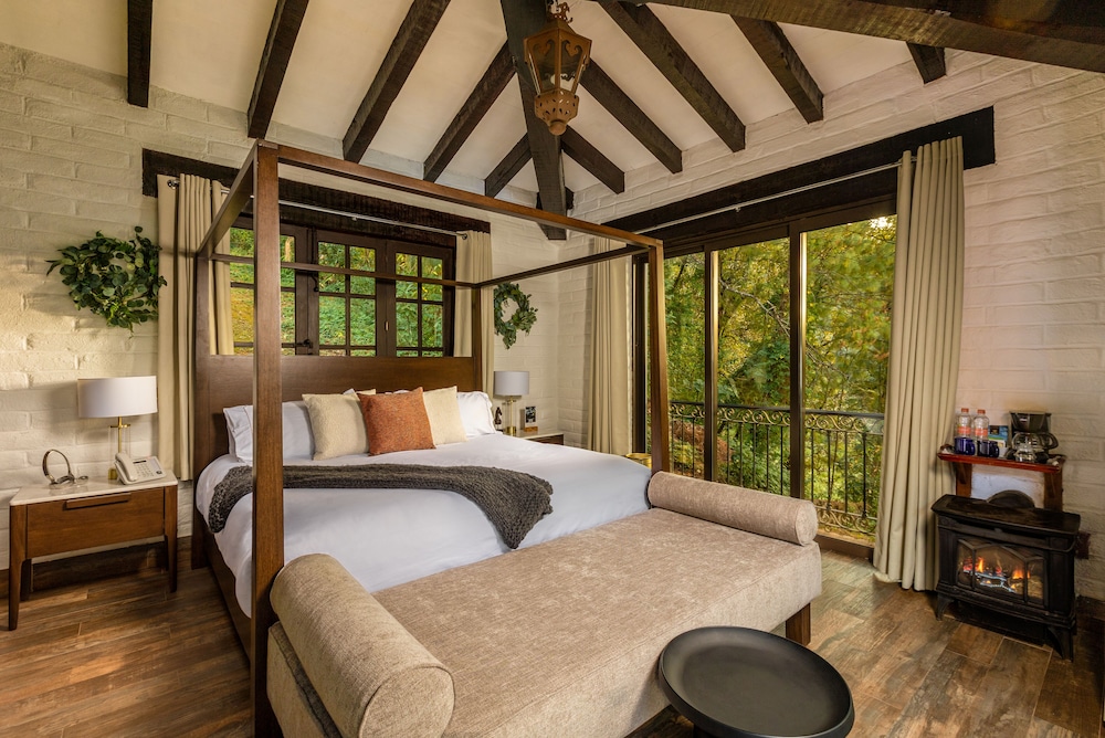 CABIN, KING BED