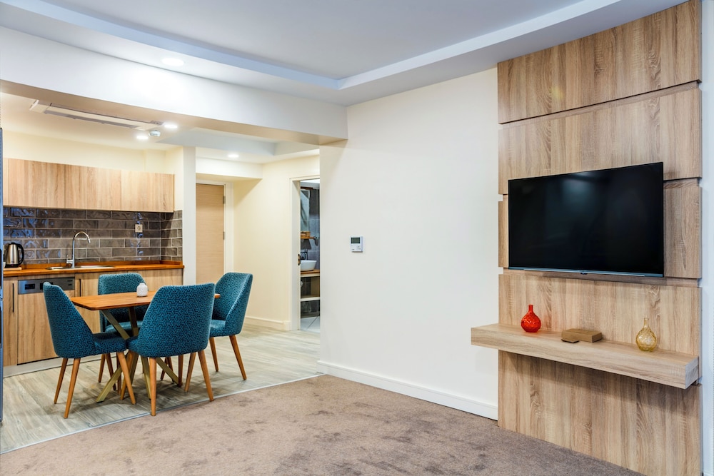 Roys Hotel & Suites 36/50