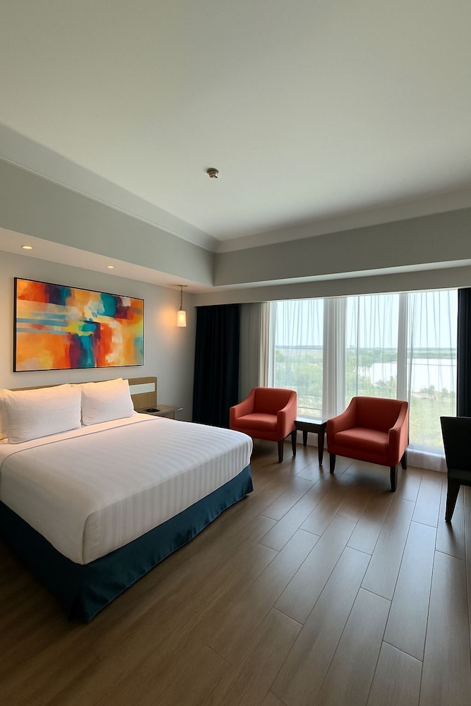 DELUXE, QUEEN BED, SMOKING