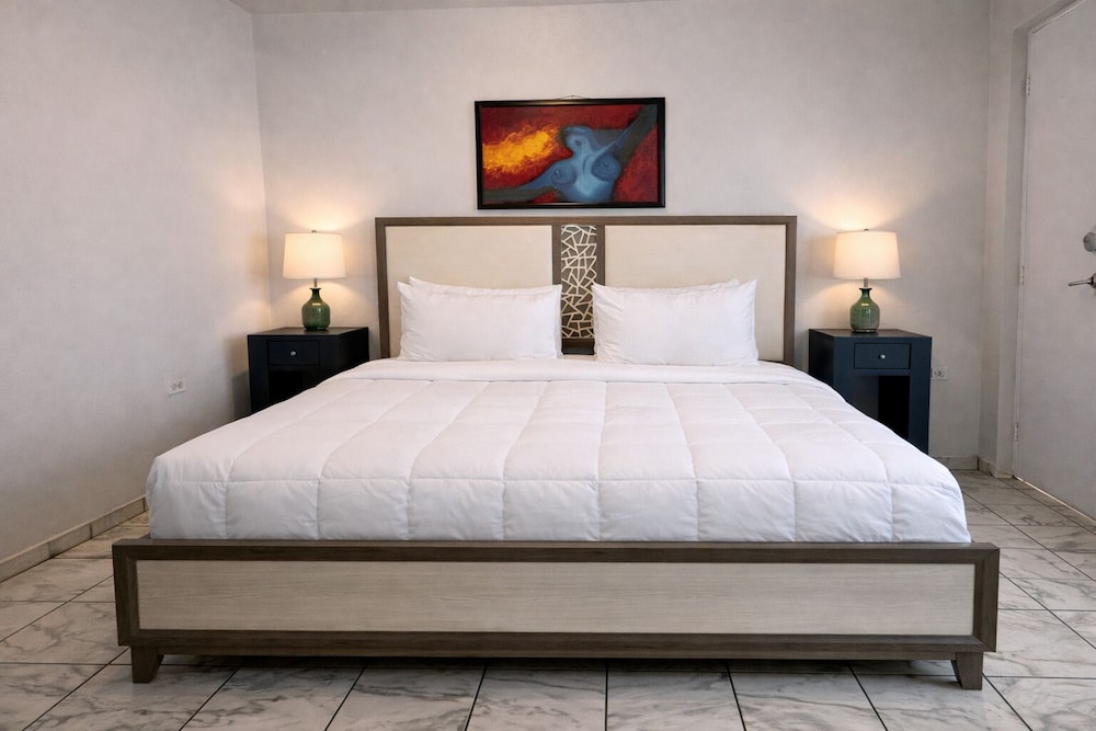 ROOM, KING BED