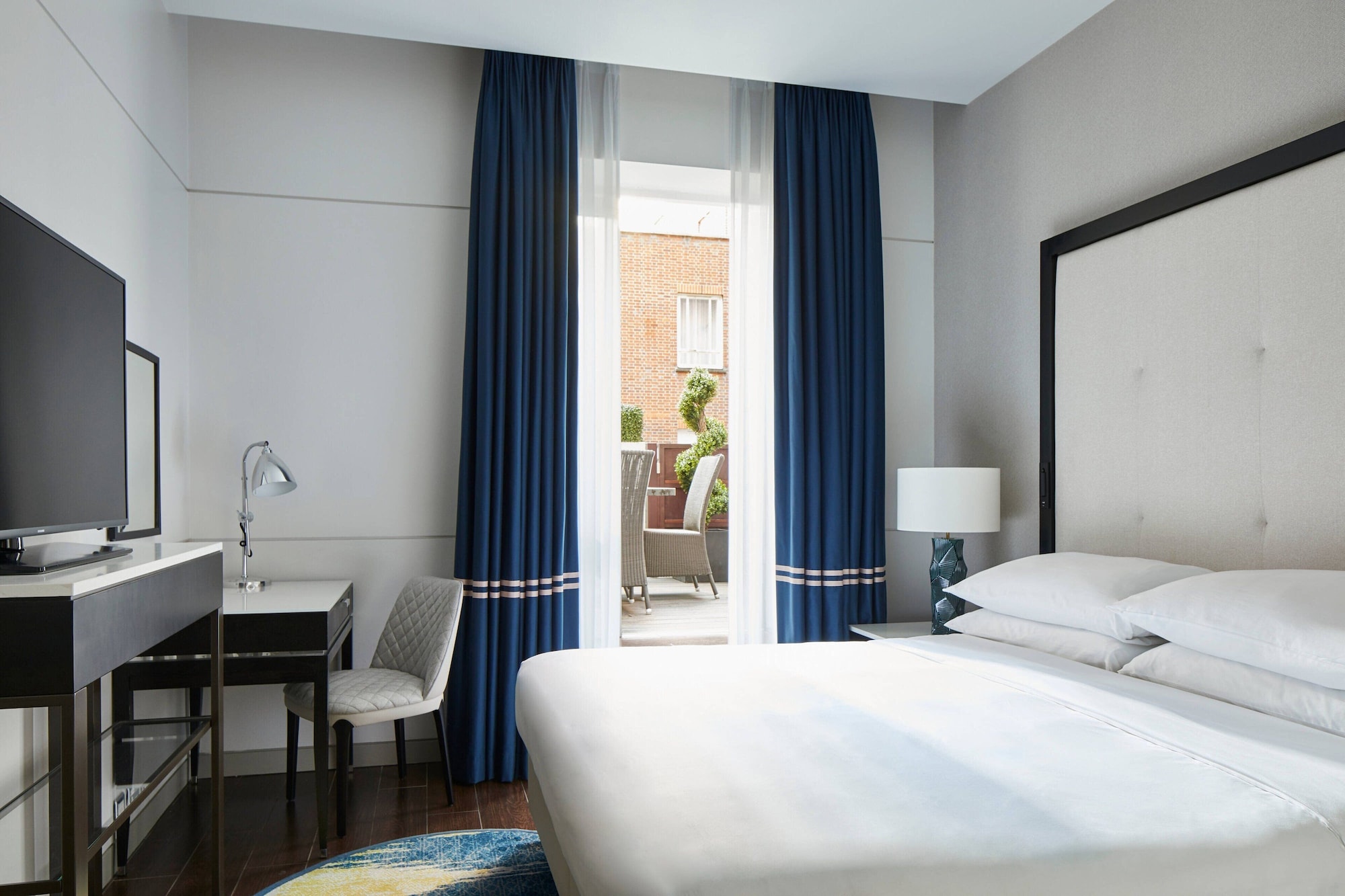 DELUXE, KING BED