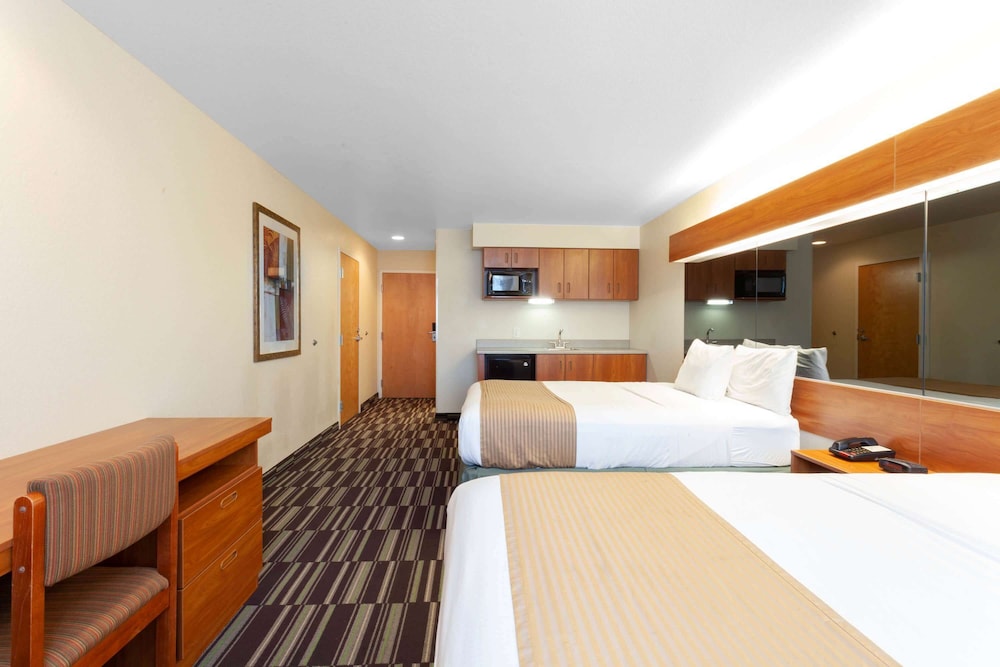 Microtel Inn & Suites by Wyndham Gulf Shores 33/64