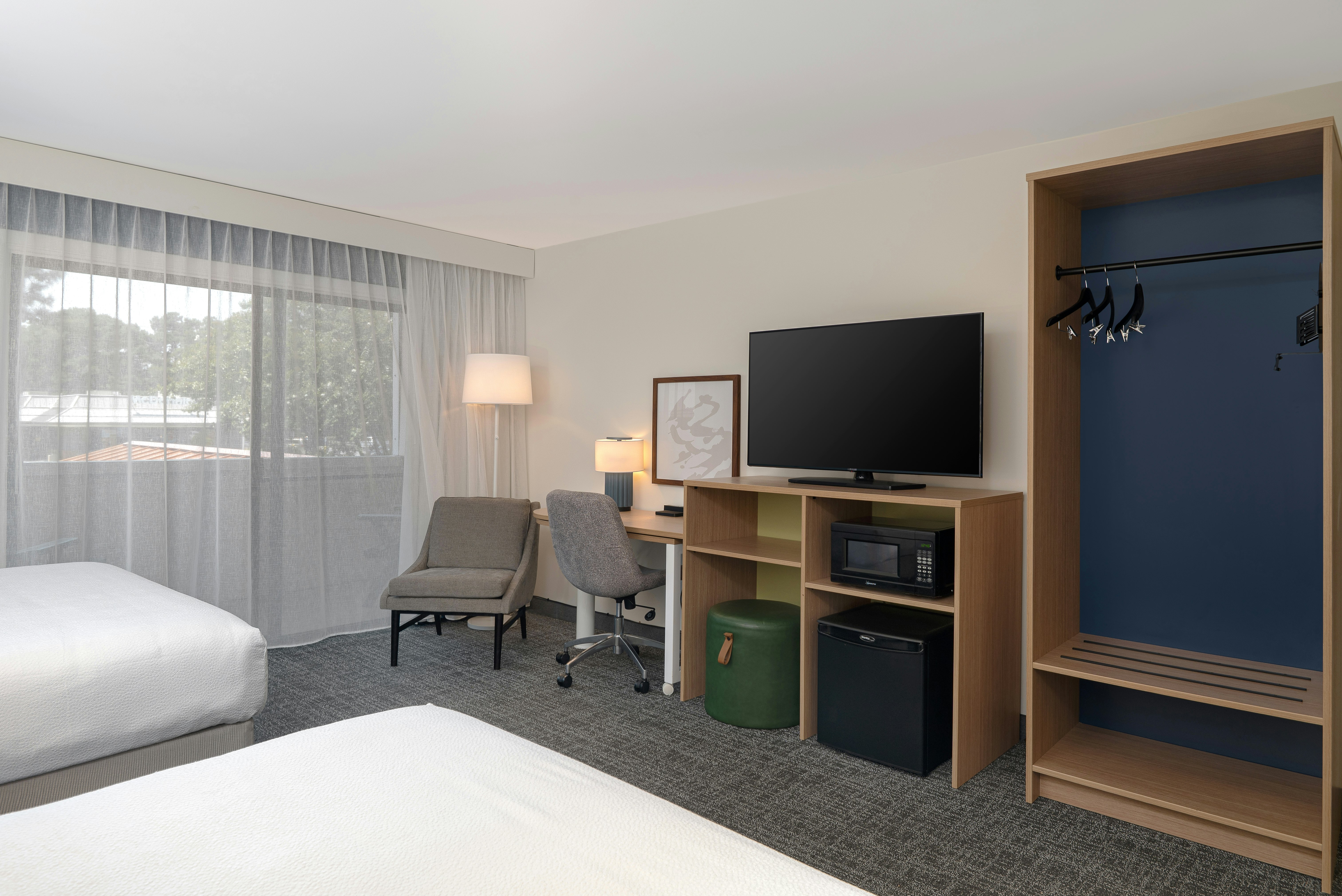 2 Bedrooms, 3 Rooms, 3 Queen Beds
