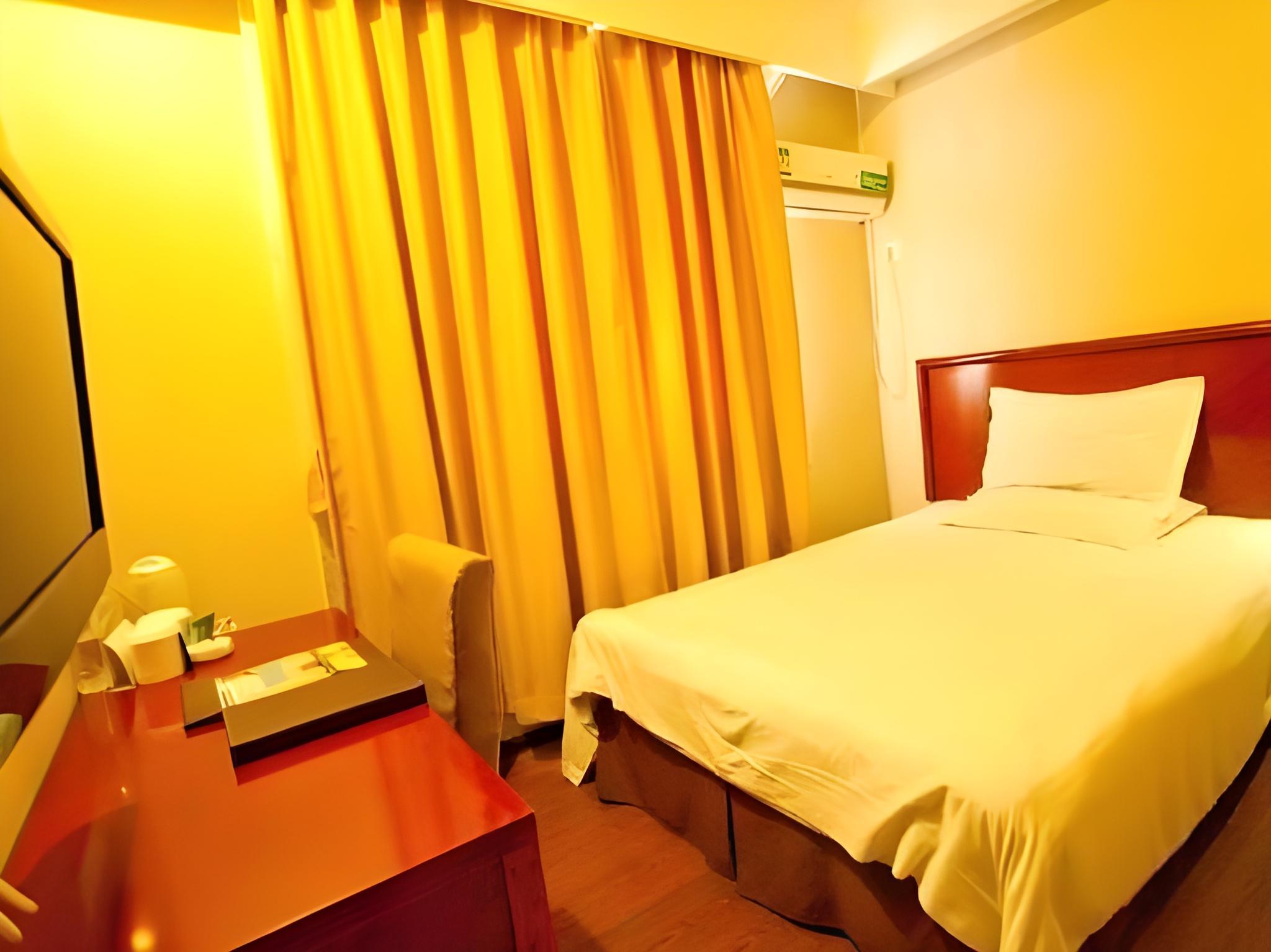 ROOM, DOUBLE BED