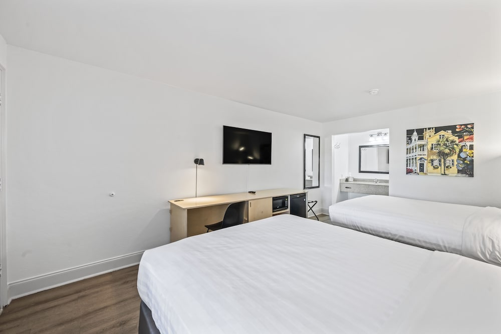 Room, 2 Queen Beds, Creek View, Corner