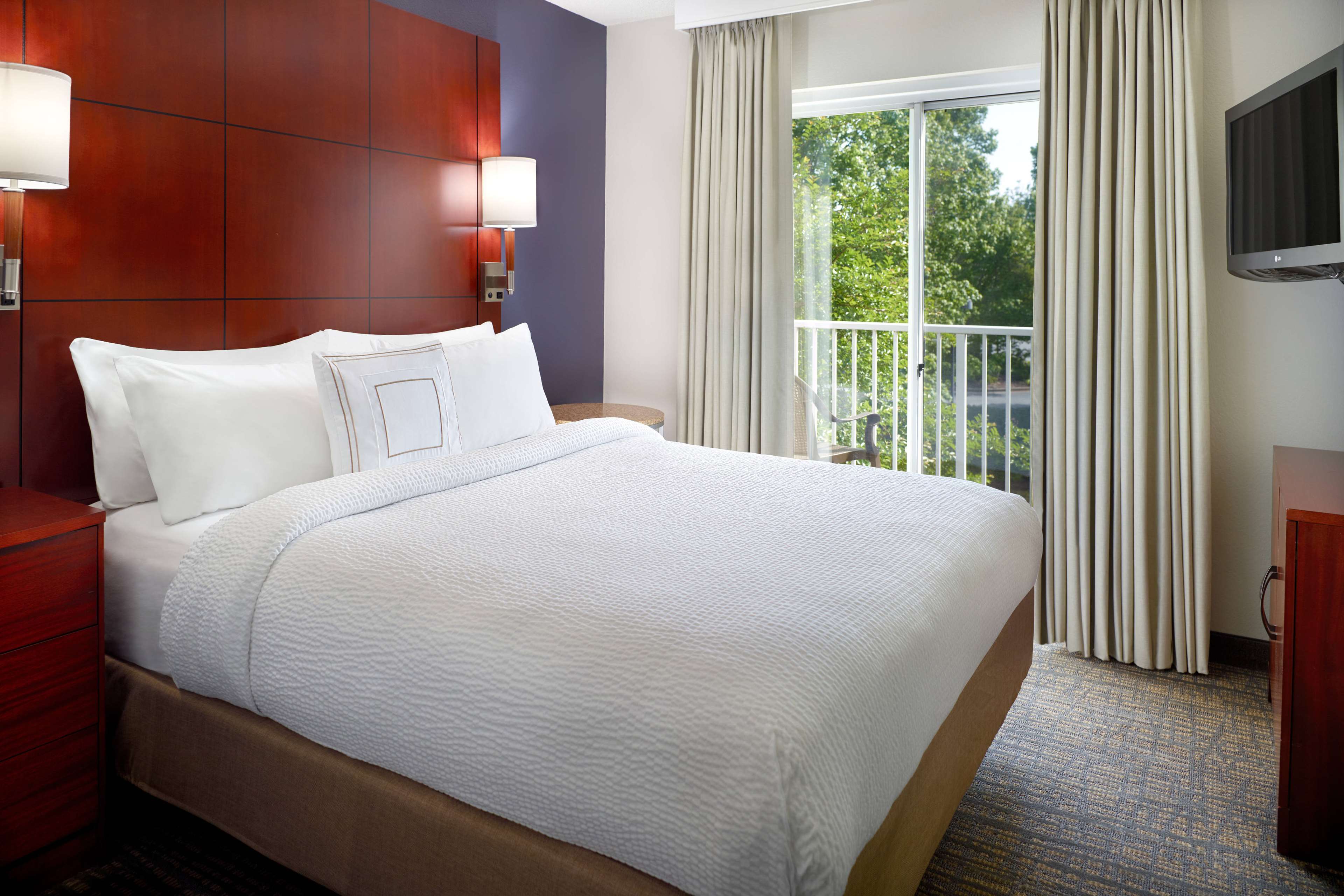 1 BEDROOM, SUITE, QUEEN BED, BALCONY
