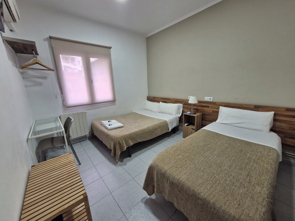 ROOM, TRIPLE, SHARED BATHROOM