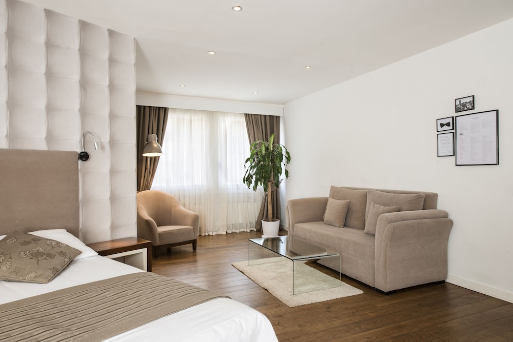 Hotel Alpha 33/47