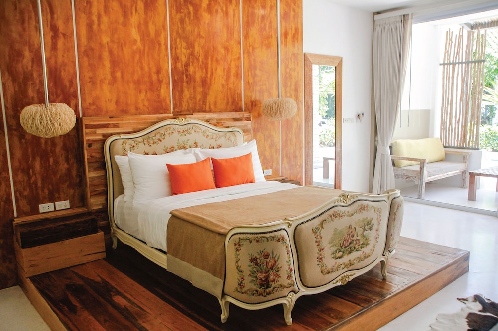 SUITE, POOL ACCESS