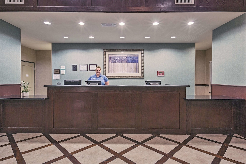 La Quinta Inn and Suites by Wyndham DFW Airport West - Euless 6/65