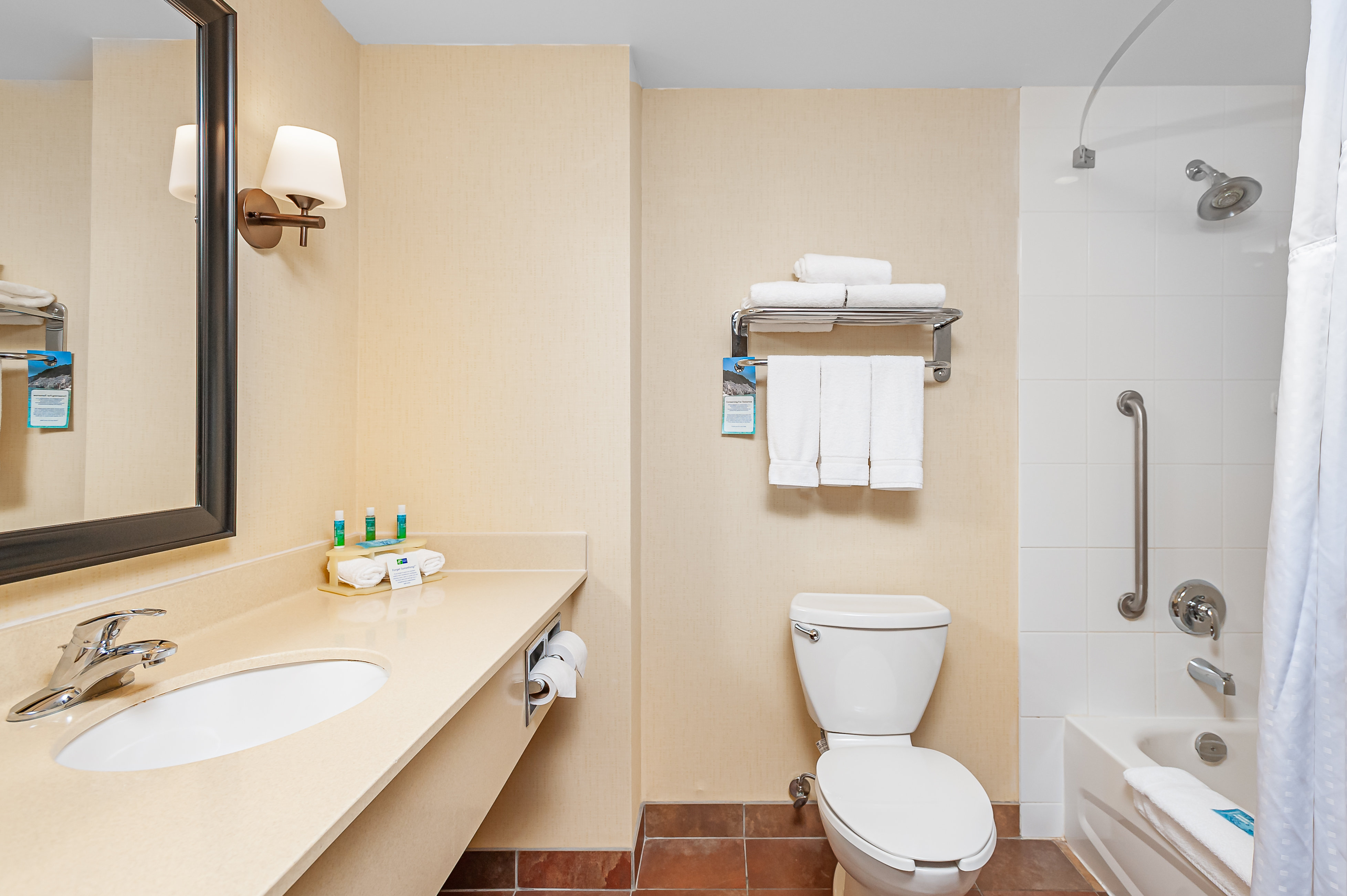 Holiday Inn Express Hotel Suites Clarington Bowmanville 68/70