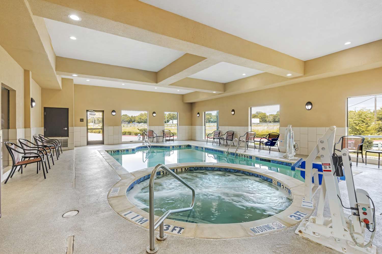 Best Western Plus Burleson Inn & Suites 14/32