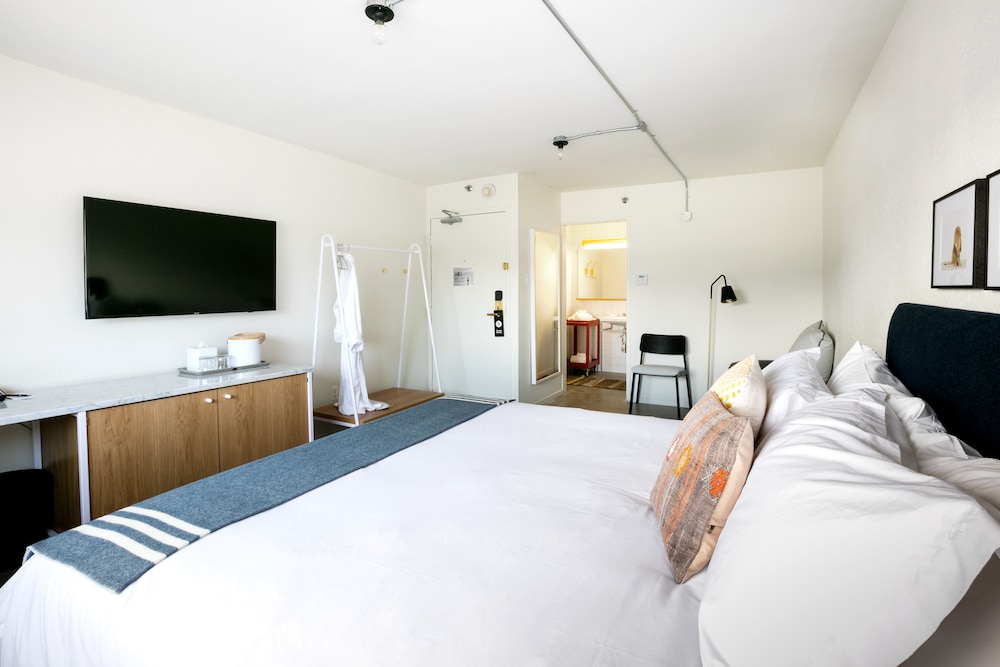 DELUXE, QUEEN BED